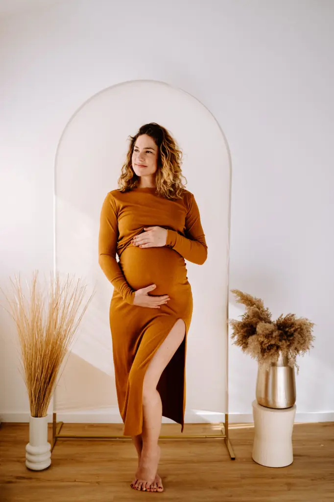 Babybauch Shooting Weilheim mit emotionalem Moment