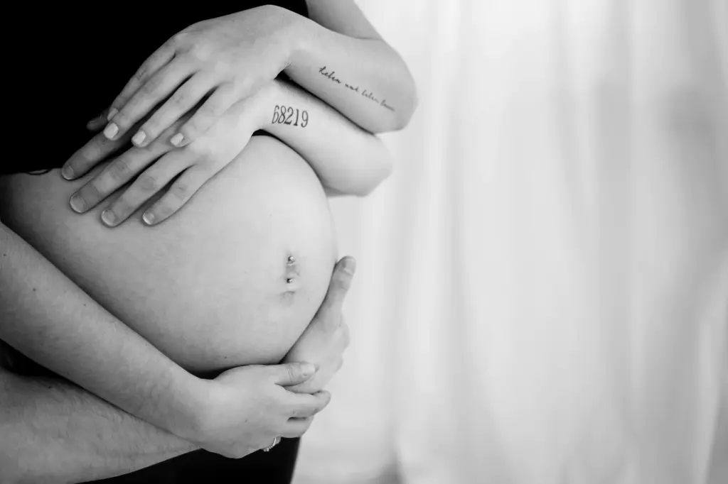 Babybauch Shooting Peißenberg – Paar erwartet Baby