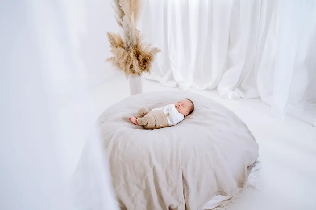 Babyfotos München – Baby schläft in natürlicher Pose