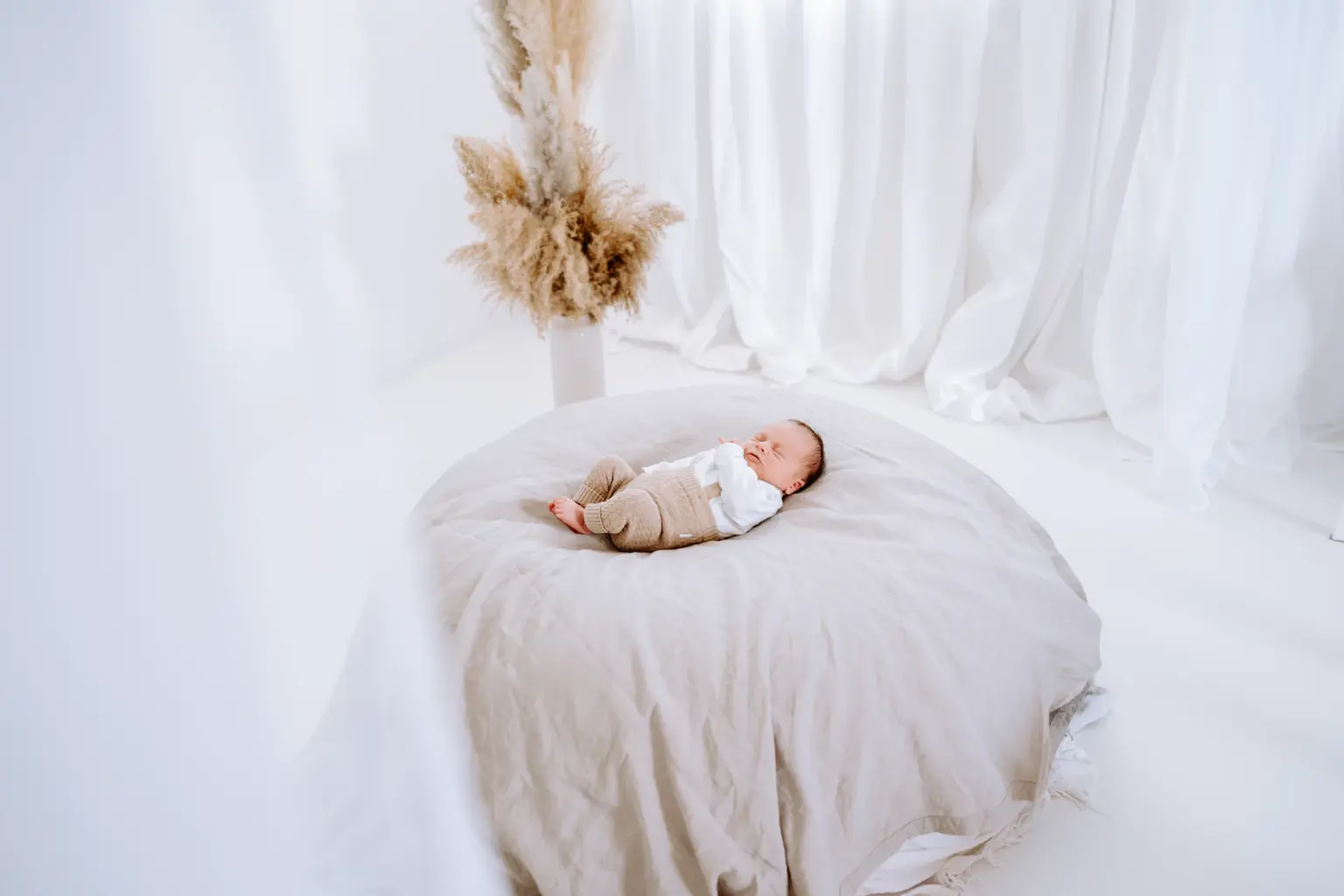 Babyfotos München – Baby schläft in natürlicher Pose
