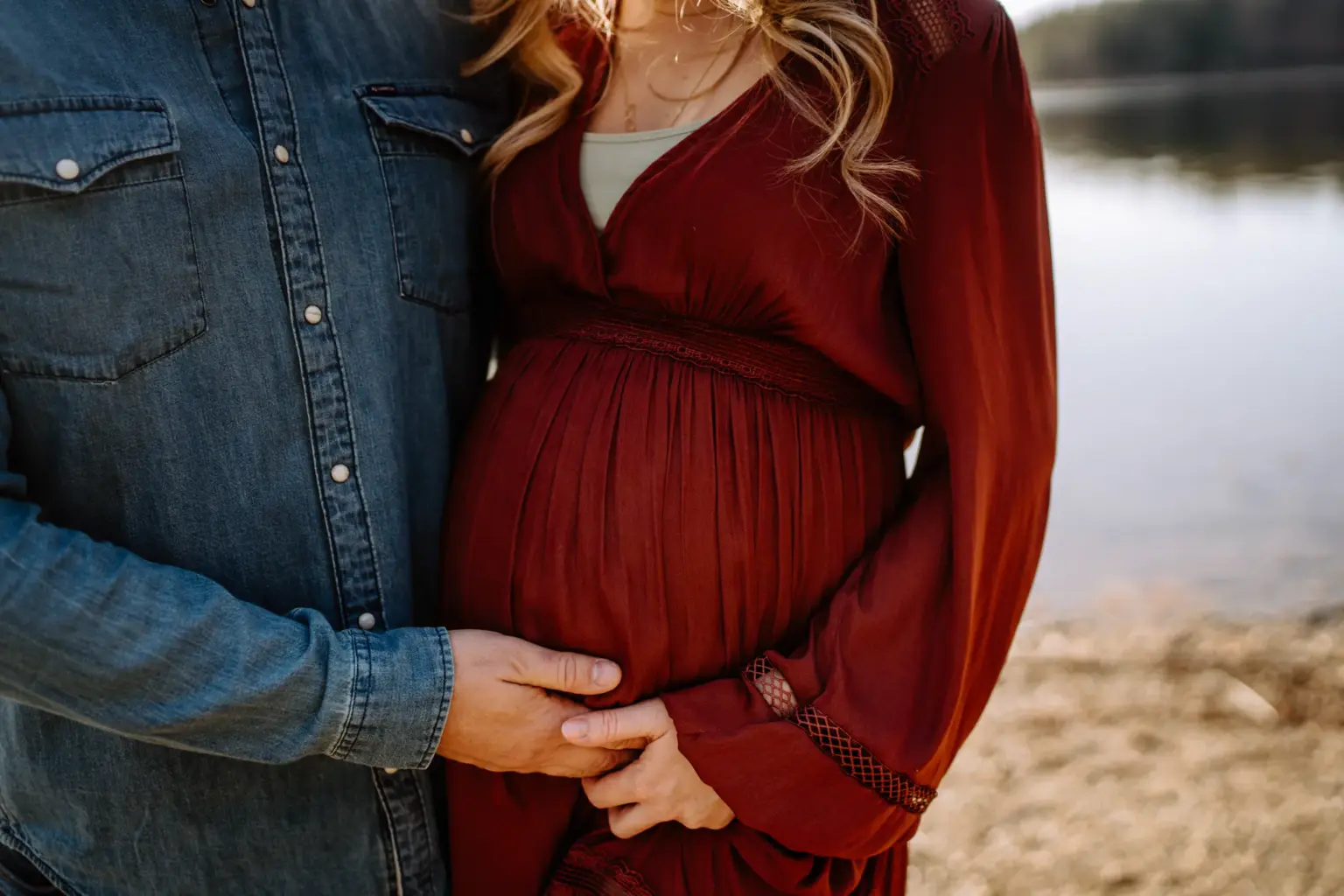 Detailaufnahme Hände auf dem Babybauch, Naturkulisse bei Weilheim