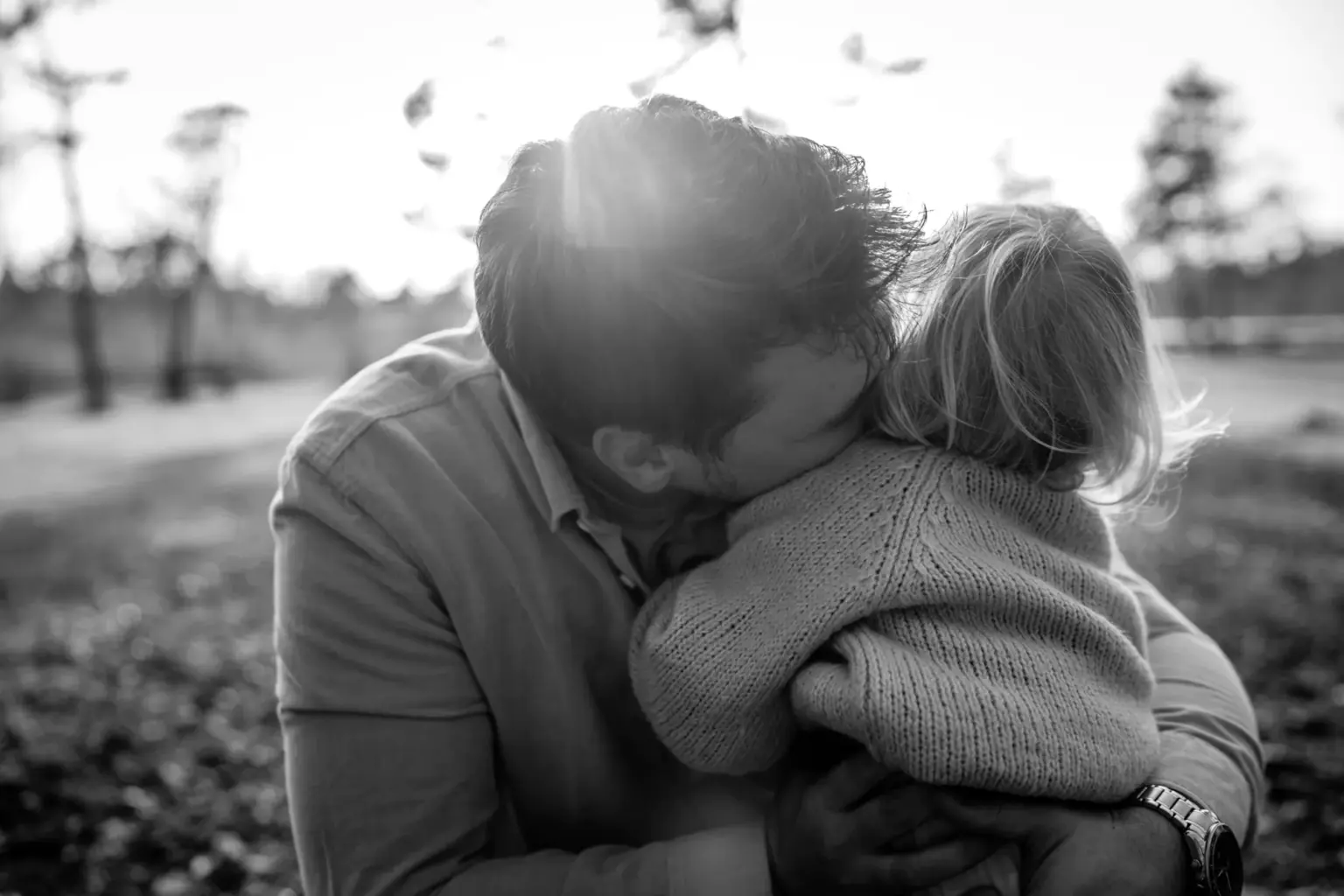 Authentische Momentaufnahmen von Papa und Kind beim Babybauchshooting