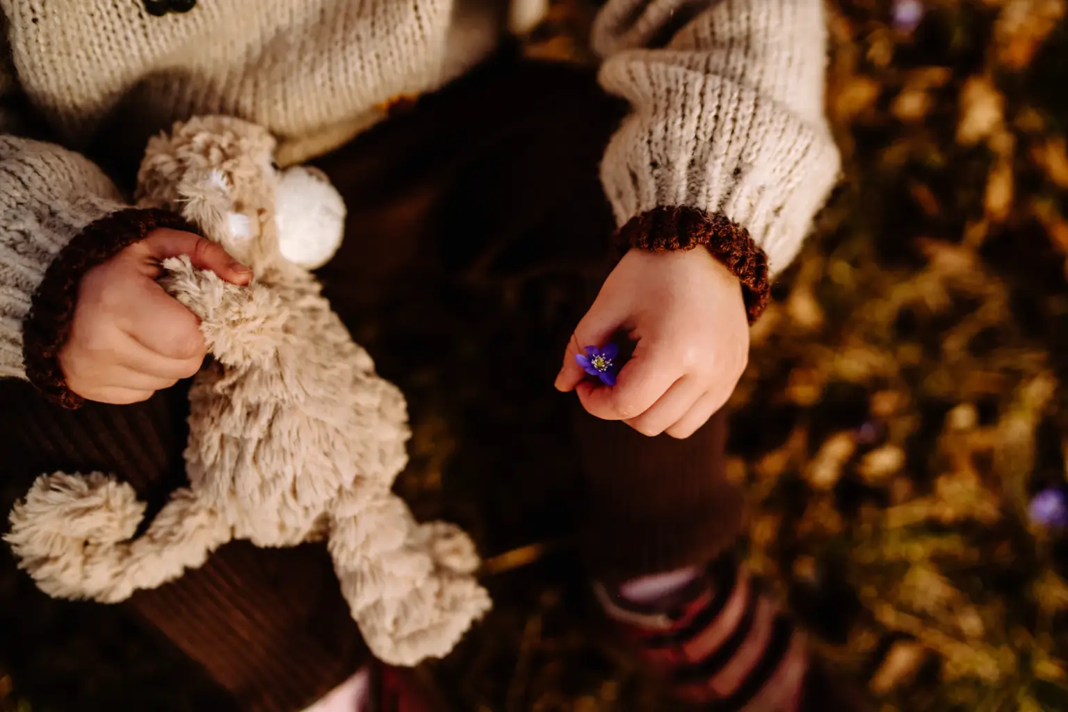 Detailfotos von der Kinderhand vom Geschwisterkind