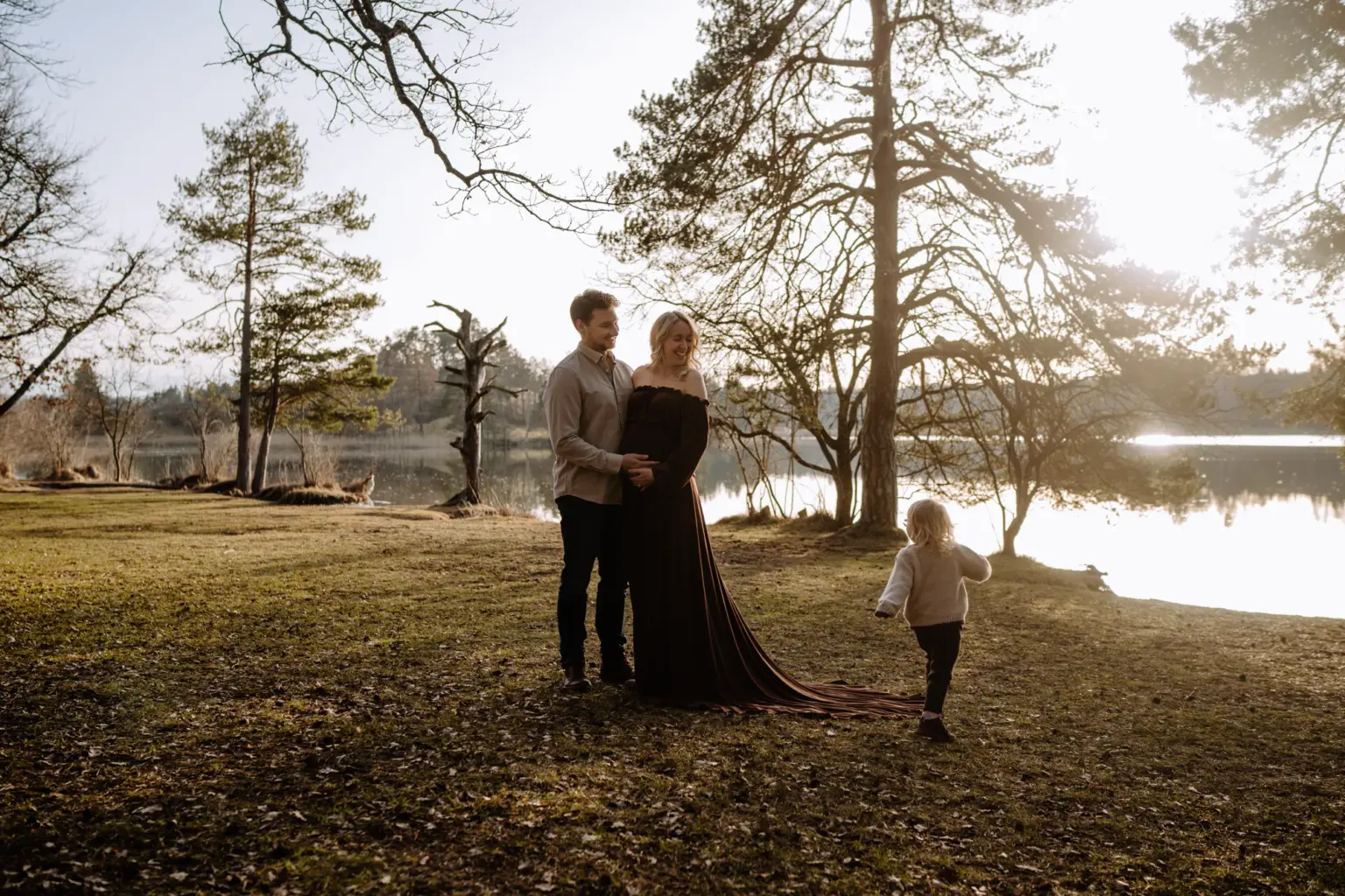 Schwangere im Kleid in der Natur, Babybauchfotos Weilheim, fließender Stoff
