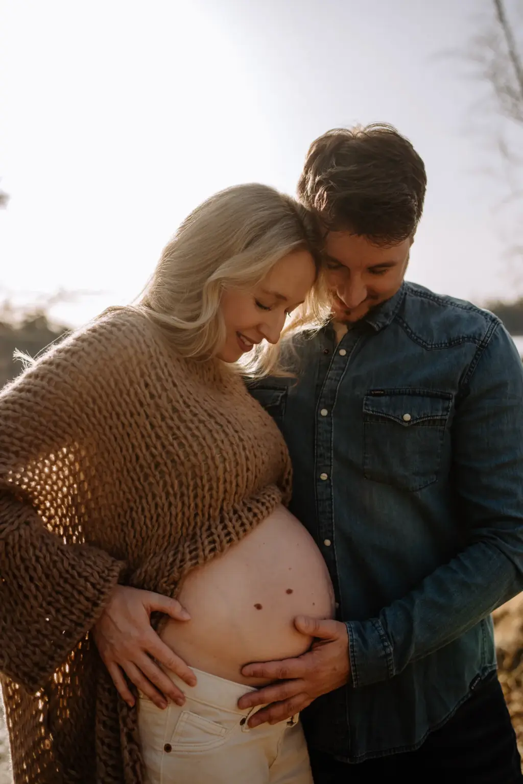 Innige Momente zwischen Paar beim Babybauchshooting